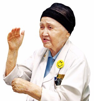 [人사이드 人터뷰] 환자 생활비까지 지원한 '빈자의 어머니' "91세 현역…남은 인생도 인술 펼칠 것"