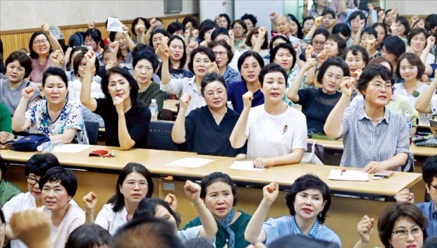 사립유치원 모임인 한국유치원총연합회 회원들은 지난달 25일 서울 종로구 신문로 서울교육청 내 학교보건진흥원 강당에서 열릴 예정이던 ‘제2차 유아교육발전 기본계획’ 세미나를 저지했다. 이들은 유아교육발전 기본계획에 담긴 공립유치원 취원율 제고 방침이 ‘사립유치원 죽이기’라고 주장했다. 연합뉴스