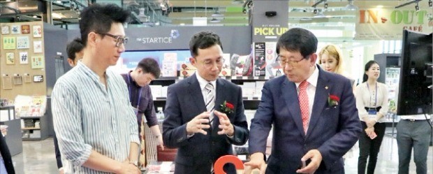 임채운 중소기업진흥공단 이사장(오른쪽)이 지난 5일 싱가포르에서 열린 해외 전시판매장 개소식에 참석해 중소·중견기업 제품을 둘러보고 있다. 중진공 제공
