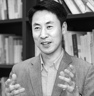 주세훈 인터파크 도서부문 대표는 “송인서적과 거래하는 500여 개 동네서점과 협력하는 O2O 전략을 통해 출판시장 활성화에 적극 나서겠다”고 말했다.  강은구 기자 egkang@hankyung.com 