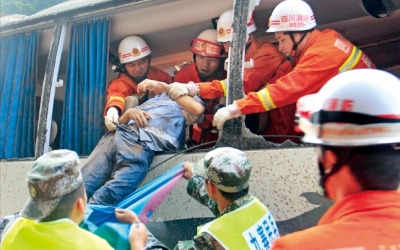 관광버스도 '날벼락'…강진 덮친 중국 쓰촨성