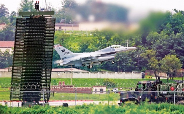 한국 공군의 F-16 전투기가 10일 훈련을 마치고 주한미군 오산공군기지에 착륙하고 있다. 연합뉴스