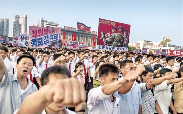 북한 주민들이 지난 9일 평양 김일성광장에서 미국을 규탄하는 거리 행진에 참가해 구호를 외치고 있다. 평양AFP연합뉴스