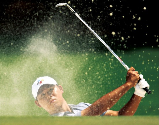 < “안 풀리네” > 김시우가 11일(한국시간) PGA 챔피언십 첫날 3번홀에서 벙커샷을 하고 있다. 김시우는 이날 8오버파로 경기를 마친 뒤 기권했다.  USA투데이연합뉴스