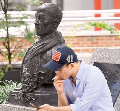 서울 명동 은행연합회관 앞에 있는 독립운동가 이회영 흉상. 