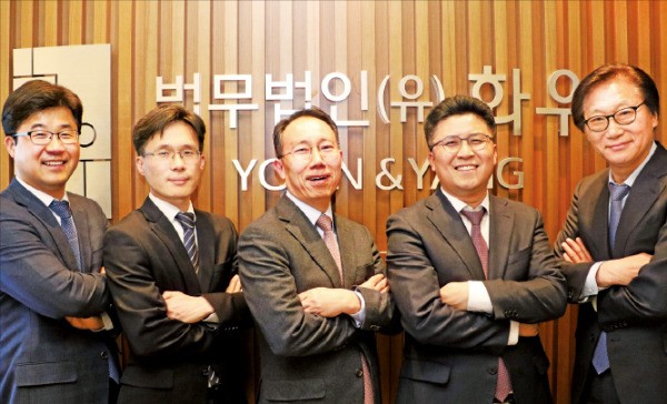 정재웅(왼쪽부터), 김용택, 전오영, 전완규 변호사, 김요성 대표세무사.  법무법인 화우 제공 