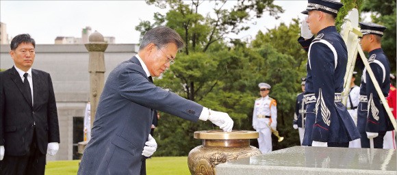 < 김구 묘역 찾아 분향 > 문재인 대통령이 광복절인 15일 서울 효창공원 백범 김구 선생 묘역을 찾아 분향하고 있다.  허문찬 기자 sweat@hankyung.com 