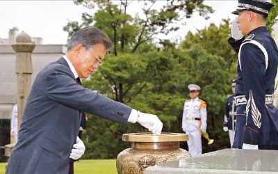 문재인 대통령 "2019년은 건국 100주년"…김구 선생 묘역 참배로 '쐐기'?