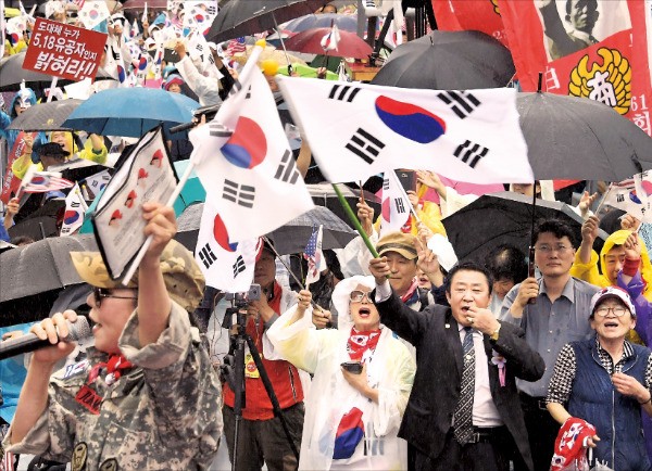300여 개 보수단체가 15일 오후 서울 대학로에서 주최한 ‘8·15 구국 국민대회’에서 집회 참가자들이 태극기를 흔들며 “사드 배치 찬성” “박근혜 전 대통령 석방”을 외치고 있다.  김영우 기자 youngwoo@hankyung.com