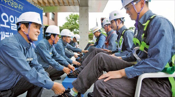 문종박 현대오일뱅크 사장(왼쪽 첫 번째), 김태경 노조위원장, 협력업체 대표들이 근로자들에게 안전화를 신겨 주며 안전 결의를 다지고 있다. 현대오일뱅크 제공 