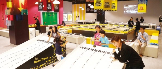 신세계 스타필드 고양점이 17일 문을 열었다. 4층에 있는 키즈카페 ‘브릭 라이브’에서 아이들이 블록 놀이를 하고 있다.  신세계 제공