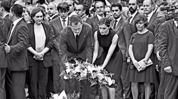 < 스페인 국왕, 테러 희생자 애도 > 펠리페 6세 스페인 국왕(왼쪽 세 번째)과 레티치아 왕비(네 번째)가 지난 17일 차량 테러가 발생한 바르셀로나 라스람블라스 거리를 19일 찾아 흰 꽃다발을 내려놓으며 희생자들을 애도하고 있다. 바르셀로나EPA연합뉴스 
