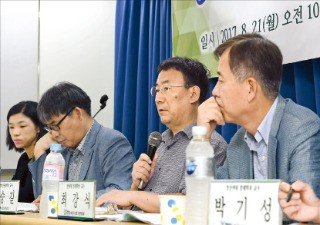 21일 바른사회시민회의 정책토론회에서 이승길 아주대 법학전문대학원 교수(왼쪽 세 번째)가 주제발표를 하고 있다.  신경훈 기자 khshin@hankyung.com 