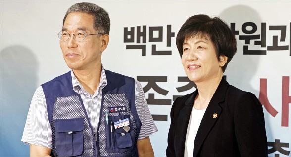 김영주 고용노동부 장관(오른쪽)이 21일 서울 여의도 한국노총 사무실을 방문, 김주영 한국노동조합총연맹 위원장과 만나고 있다.  신경훈 기자 khshin@hankyung.com