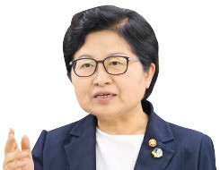 [한경 인터뷰] 정현백 여성가족부 장관 "성별 임금격차 의무공개 추진"