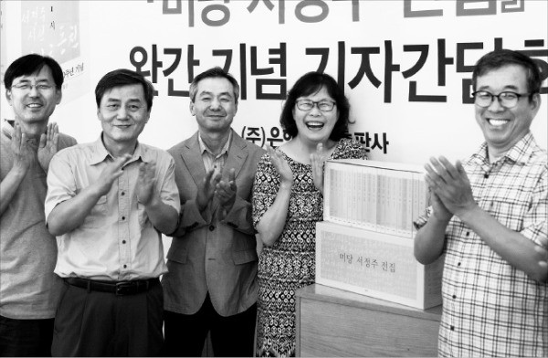 21일 서울 중구의 한 음식점에서 《미당 서정주 전집》 완간 기념 기자간담회가 열렸다. 왼쪽부터 전집 편집위원을 맡은 최현식 인하대 교수, 이경철 문학평론가, 이남호 고려대 교수, 전옥란 작가, 윤재웅 동국대 교수.  은행나무 제공 