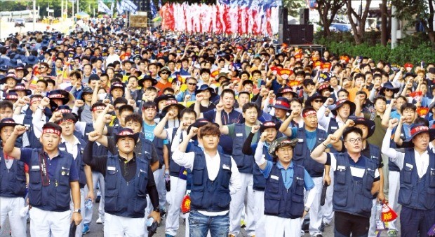 현대자동차그룹 17개 계열사 노조원 4000여 명이 22일 서울 양재동 본사 앞에서 집회를 열었다. 본사 앞 편도 4차선 도로를 점거하는 바람에 일대에 큰 혼잡이 빚어졌다. 강은구 기자 egkang@hankyung.com 