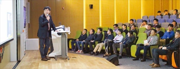 SK인포섹 직원들이 사내 ‘직무 아카데미’에서 강의를 듣고 있다. SK인포섹 제공