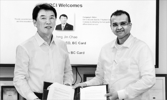 채종진 비씨카드 사장(왼쪽)은 지난 22일 인도 뭄바이에서 인도 중앙은행 산하 지급결제기관인 NPCI의 딜립 아스베 사장과 상호 지급결제망 사용을 위한 업무협약(MOU)을 맺었다.  비씨카드 제공
