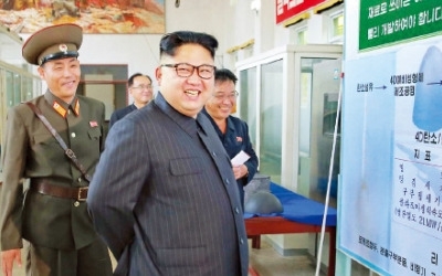 ICBM 개발 연구소 찾은 김정은