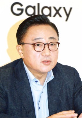 고동진 "갤노트8 가격 100만원 이하로… 연내 1100만대 팔겠다"