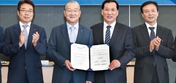 홍순직 한국생산성본부 회장(오른쪽 두 번째)과 김인호 한국무역협회 회장(세 번째)이 지난 25일 서울 삼성동 무역협회 회의실에서 업무협약을 맺고 있다. 