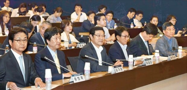 한국보건산업진흥원과 한국경제신문사가 공동 주최한 ‘2017 보건산업 일자리 토론회’가 지난 25일 서울 세종대로 대한상의에서 열렸다. 원희목 한국제약바이오협회장(왼쪽부터), 김기웅 한국경제신문 사장, 이용섭 일자리위원회 부위원장, 권덕철 보건복지부 차관, 이영찬 한국보건산업진흥원장이 주제발표를 듣고 있다.  신경훈 기자 khshin@hankyung.com