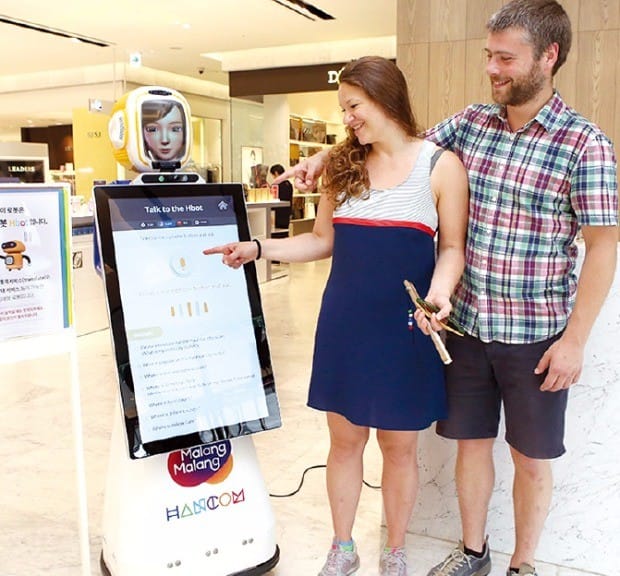 현대백화점이 현대시티아울렛 동대문점에서 선보인 로봇 쇼핑 도우미 ‘퓨처로봇’. 