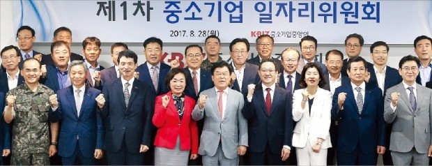 중소기업 일자리위원회 첫 회의가 28일 중소기업중앙회에서 열렸다. 앞줄 왼쪽부터 소영민 육군제대군인지원처장, 김문식 한국주유소협회장, 성명기 이노비즈협회장, 한무경 한국여성경제인협회장, 박성택 중소기업중앙회장, 안건준 벤처기업협회장, 윤소라 한국여성벤처협회장, 강승구 중소기업융합중앙회장, 박기영 한국프랜차이즈협회장. 중기중앙회 제공 