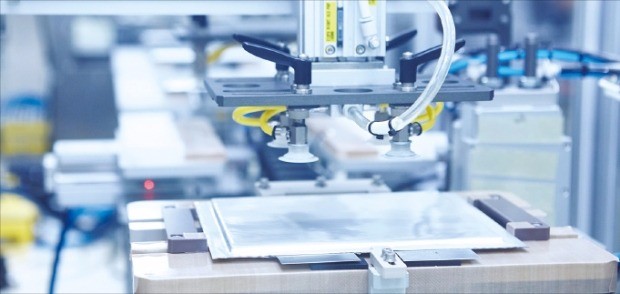 충남 서산시 SK이노베이션 전기차 배터리 공장에서 로봇이 은색 파우치로 포장된 배터리 셀을 팩 공정으로 이송하려고 준비 중이다. SK이노베이션 제공 