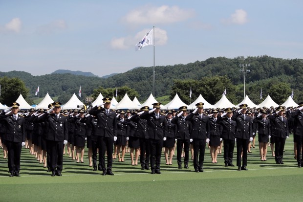 291기 신임 경찰관들이 4일 충북 충주시 중앙경찰학교 졸업식에서 부모님을 향해 경례 인사를 하고 있다. 중앙경찰학교 제공