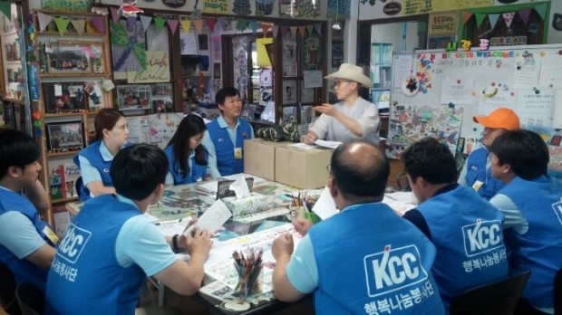 KCC, 지역아동센터 20곳에 바닥재 페인트 기부