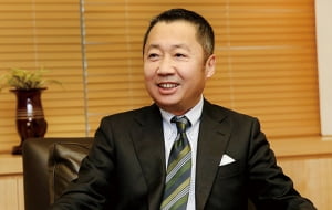 박정원 회장, 정중동 리더십으로 두산의 내일 연다