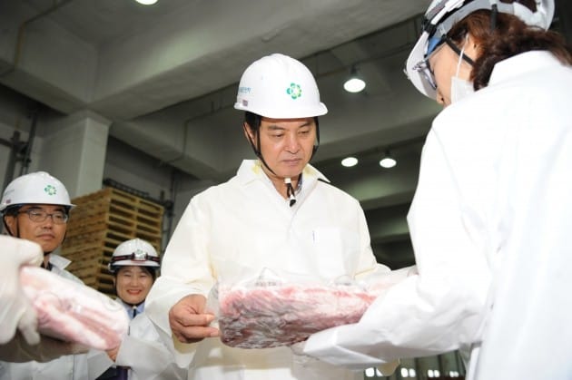 류영진 식품의약품안전처장이 유럽산 햄소시지를 살펴보는 모습. 식약처 제공