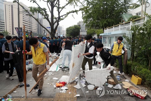 정부서울청사 앞 농성천막 철거…정부 "대화할테니 법 지켜달라"