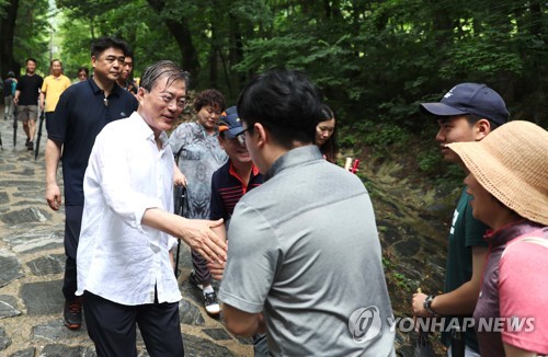 '쉬는듯 마는듯' 文대통령, 내일 휴가 끝 靑 복귀…현안 수두룩