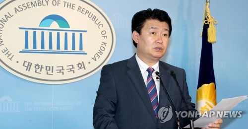 한국당, 안철수 전대출마 비판…"정체성부터 분명히 해야"