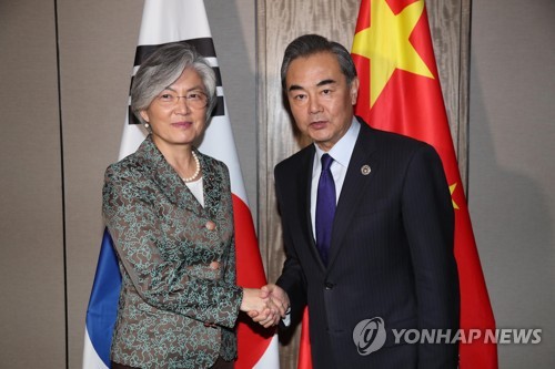 왕이 "사드결정 양국관계에 찬물"…강경화 "소통으로 풀어야"