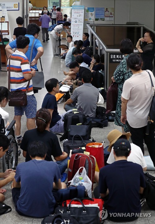 '이재용 얼굴 보자' 전날부터 밤새 줄… 53번 재판 진풍경