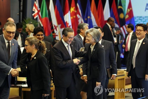 다자외교 데뷔 강경화 '新개척지' 아세안과 스킨십 강화