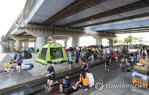 남부지방 강한 비…중부지방 무더위 계속