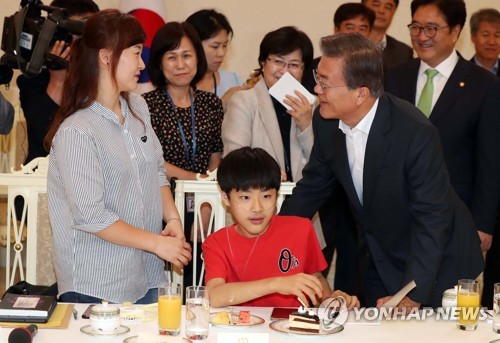 [文대통령 100일] 숨 가빴던 외교와 내치 일지