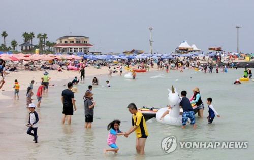 "가는 여름이 아쉽다"… 해수욕장·계곡마다 피서객 '북새통'