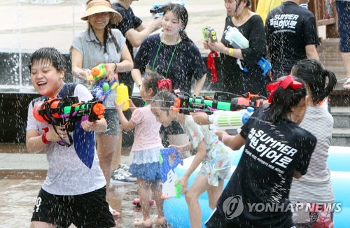 "가는 여름이 아쉽다"… 해수욕장·계곡마다 피서객 '북새통'