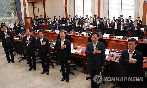 [文대통령 100일] 與 "실용·개혁노선" vs 野 "포퓰리즘"