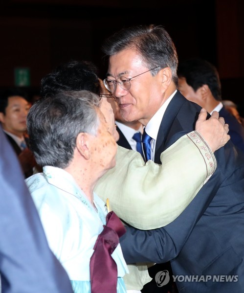 위안부피해 할머니 안아준 文대통령…경축사 역대최다 39번 박수