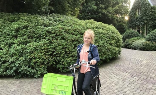여고생 된 네덜란드 공주, 입학 첫날 자전거 타고 등교해 '화제'