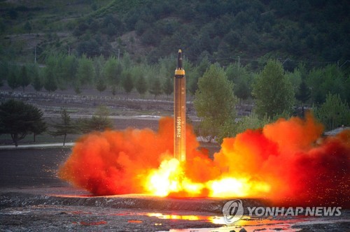 북한 미사일 2700여㎞ 비행해 일본 상공 통과…"괌타격 능력 과시"