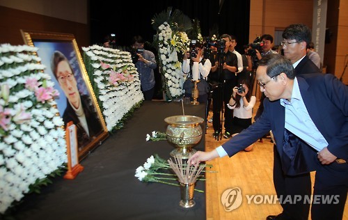 '총장 직선제 수호' 고현철 교수 추도식… 김상곤 부총리 참석