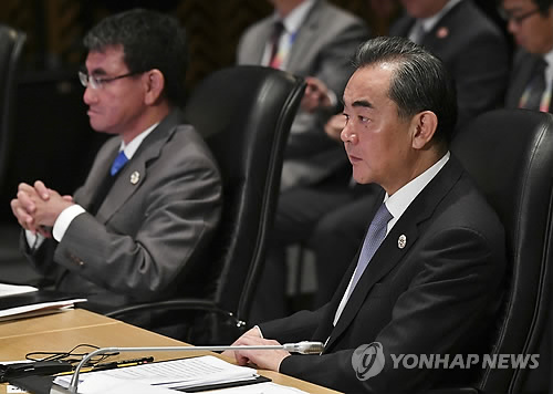 中왕이, 日고노 외무상에 "남중국해 시빗거리 만들지 마라"